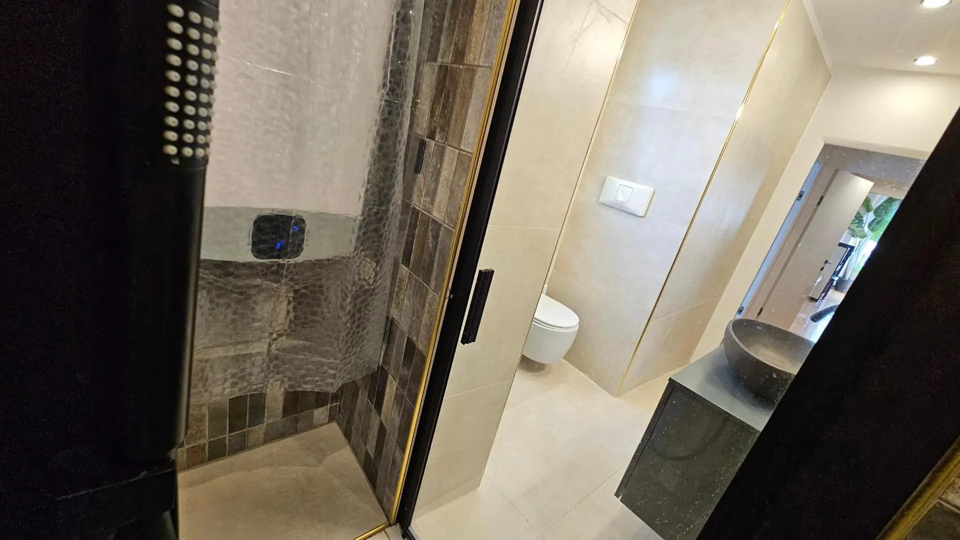 Exclusive Top Floor 2-Bedroom Flat Milano 0*,